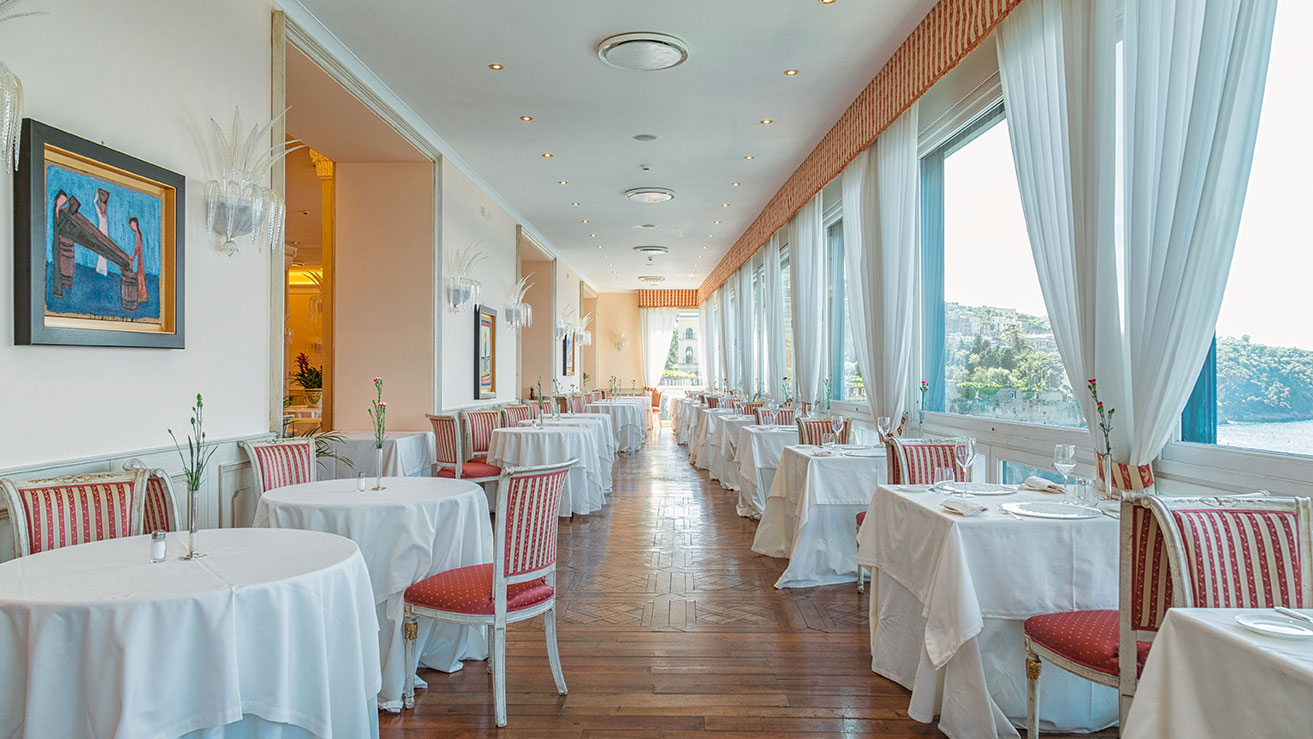 foto_hotel_imperial_tramontano_ristorante_con_tavoli_alestiti